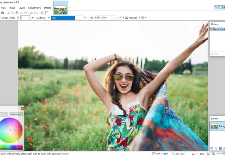 Interfaccia di programmi foto con una ragazza sorridente in un campo fiorito.