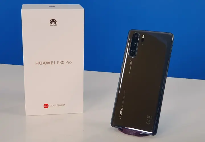 Scatola e smartphone Huawei P30 Pro con fotocamera Leica.