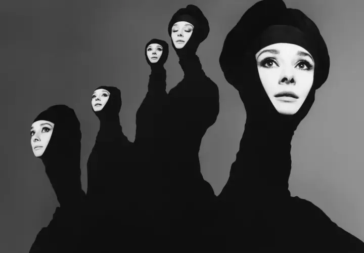 Cinque volti di Audrey Hepburn emergono da un tessuto nero, un'iconica opera del fotografo Avedon.