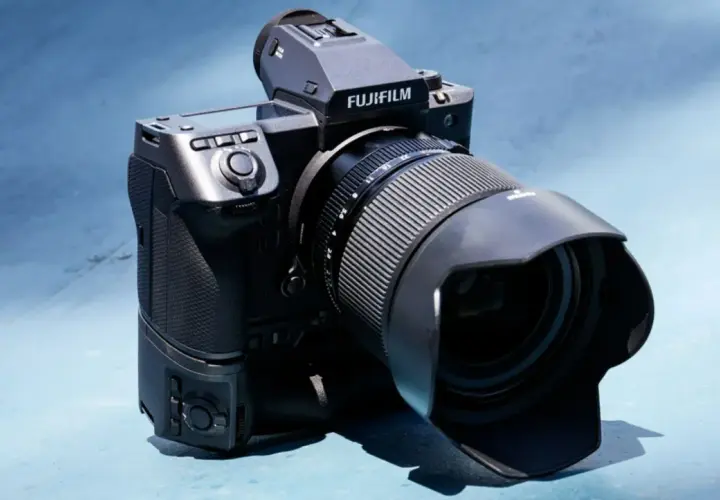 Fujifilm GFX 100 II, una fotocamera mirrorless di medio formato con un obiettivo ampio, pronta per catturare immagini straordinarie.