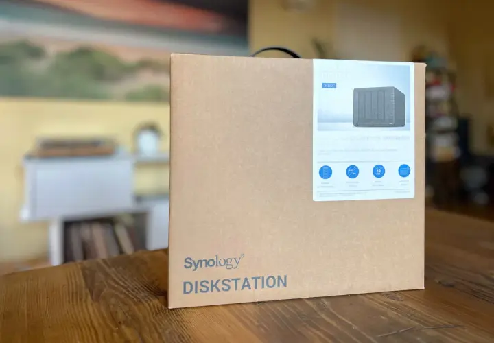 Scatola Synology DiskStation DS923+ pronta per organizzare le tue foto e dati.