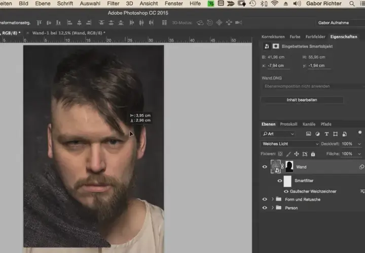 Ritratto di un uomo con barba, in fase di fotoritocco su Photoshop. Misurazioni visibili sullo schermo.