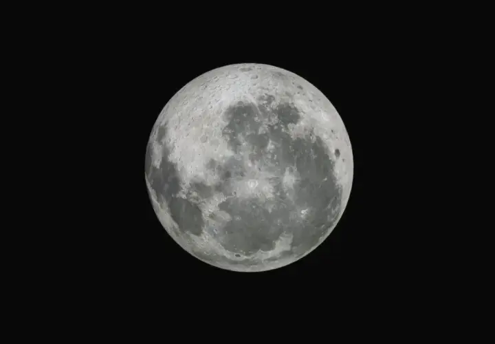 La luna piena, con i suoi crateri visibili, è il soggetto perfetto per un obiettivo per fotografare la luna.