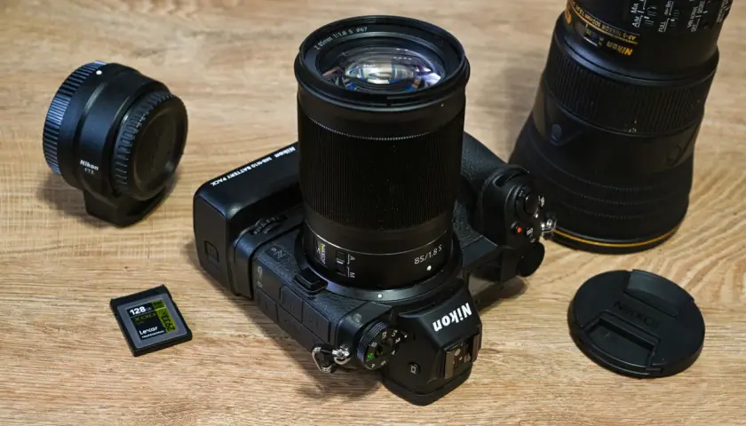Nikon Z7 con obiettivo 85mm f/1.8 S, adattatore FTZ, battery pack e scheda SD. Una vera potenza per la tua prossima recensione.