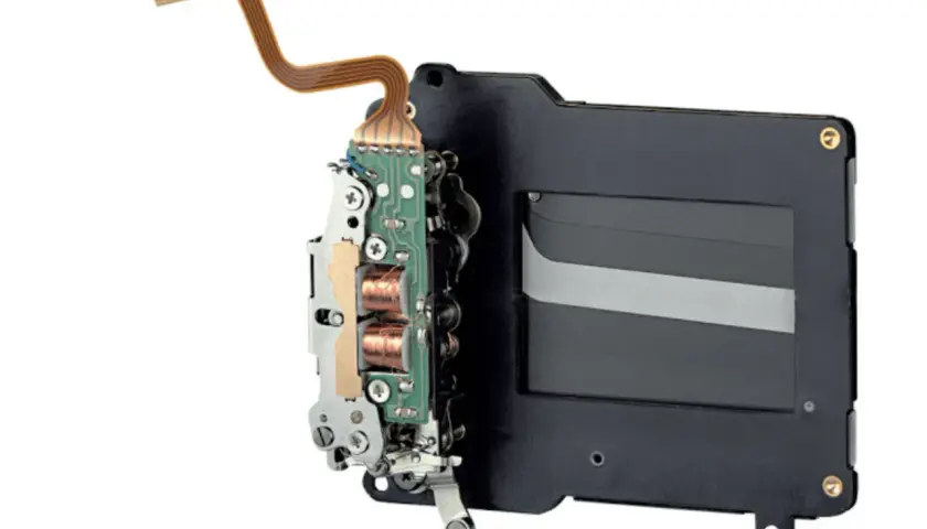 Meccanismo interno di un otturatore reflex, con bobine di rame e circuito stampato.