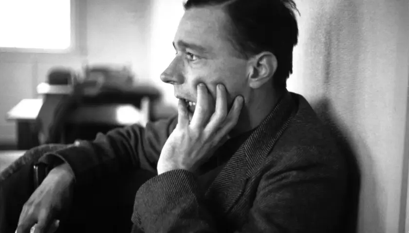 Ritratto di un uomo pensieroso, con la mano sul viso, in uno stile che ricorda Walker Evans.