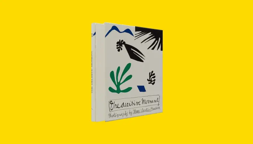 Copertina del libro "The decisive moment" di Henri Cartier Bresson, con illustrazioni astratte e il titolo scritto a mano.
