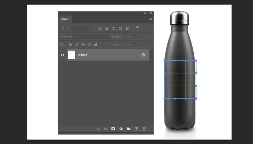 Bottiglia nera selezionata per trasformazione libera in Photoshop. Il pannello Livelli mostra lo sfondo.