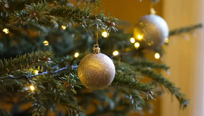 Un albero di Natale addobbato con palline scintillanti e lucine di natale foto che creano un'atmosfera magica.