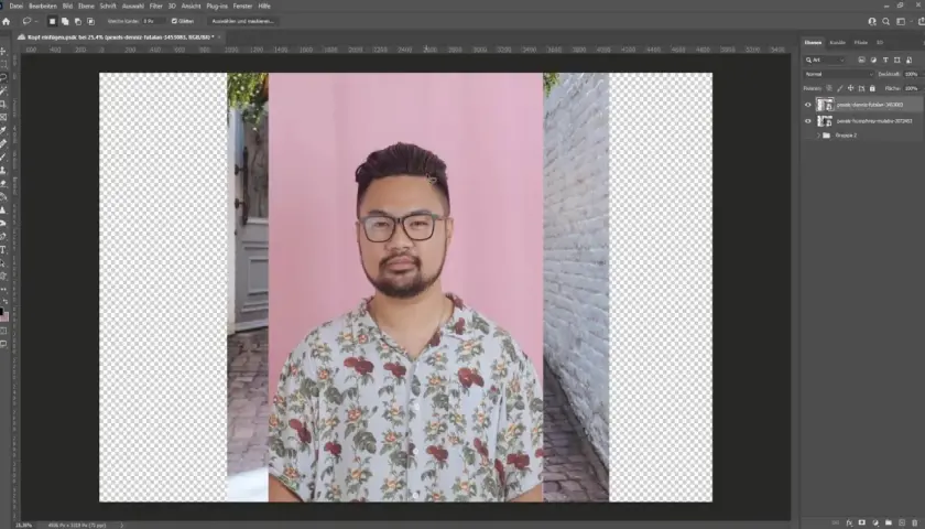 Uomo con occhiali e camicia floreale, in fase di ritagliare immagine Photoshop con sfondo trasparente.