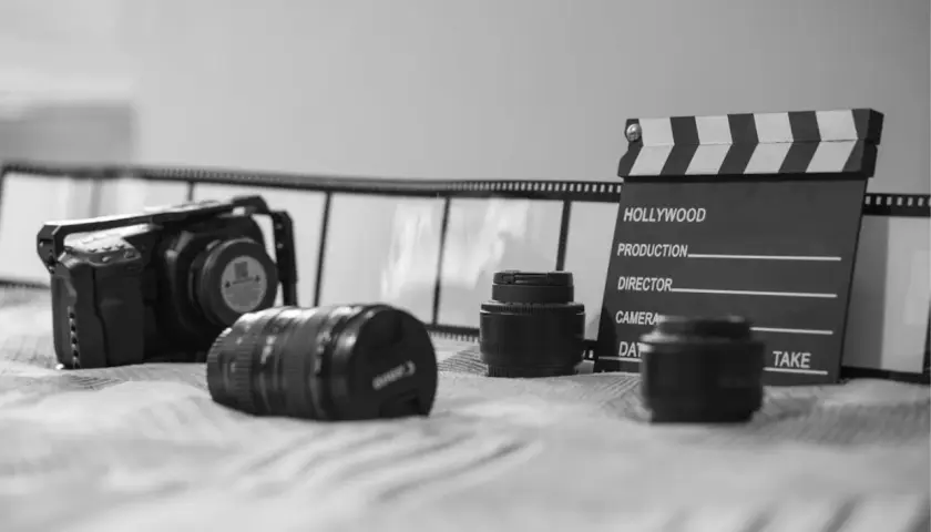 Attrezzatura cinematografica: telecamera, obiettivi, ciak e pellicola. La **tabella risoluzione telecamere** è un concetto chiave per scegliere l'attrezzatura giusta.
