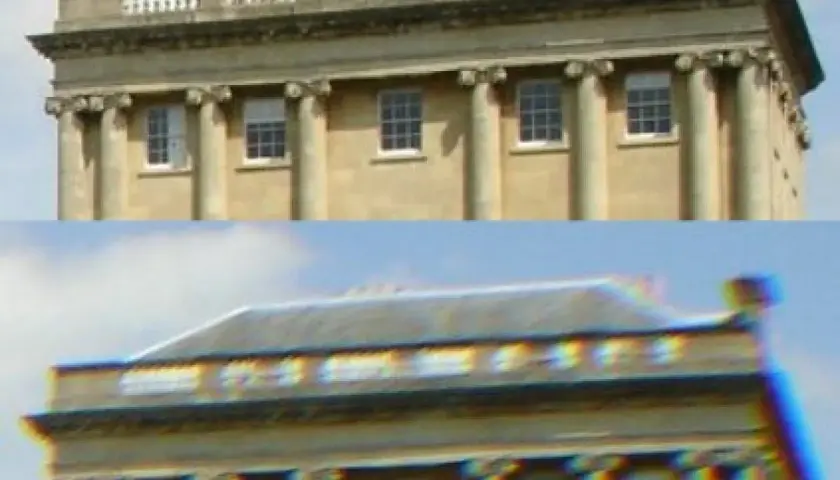 Edificio classico con colonne e finestre. L'immagine inferiore mostra un'evidente aberrazione cromatica con aloni colorati sui bordi.