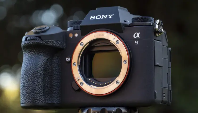 La Sony Alpha 9 III, con il suo attacco E-mount, pronta a catturare ogni istante con precisione.