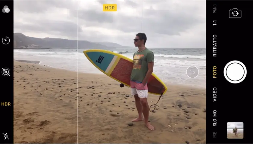 Griglia nella fotocamera: aiuta a comporre l'inquadratura, come in questa foto di un surfista sulla spiaggia.