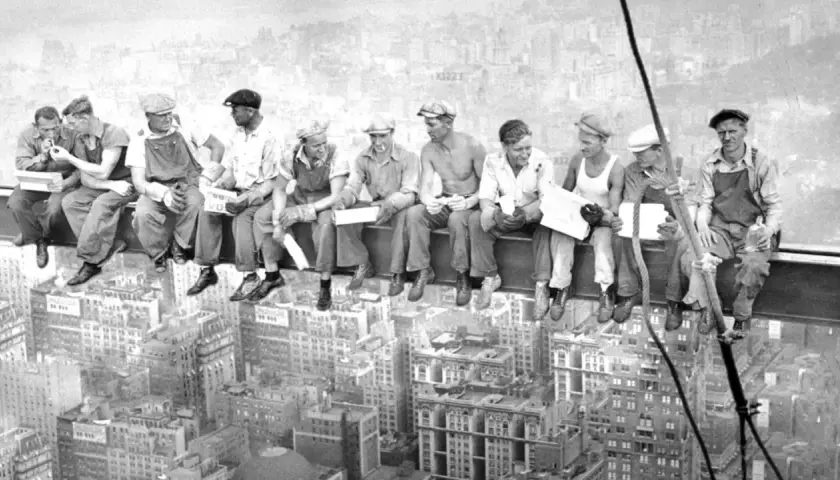 Operai pranzano su una trave, con New York sotto. Foto storiche strane che mostrano coraggio e quotidianità.