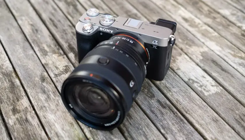 Sony Alpha 7C recensione: la compatta full-frame con obiettivo 20-70mm su un tavolo di legno.