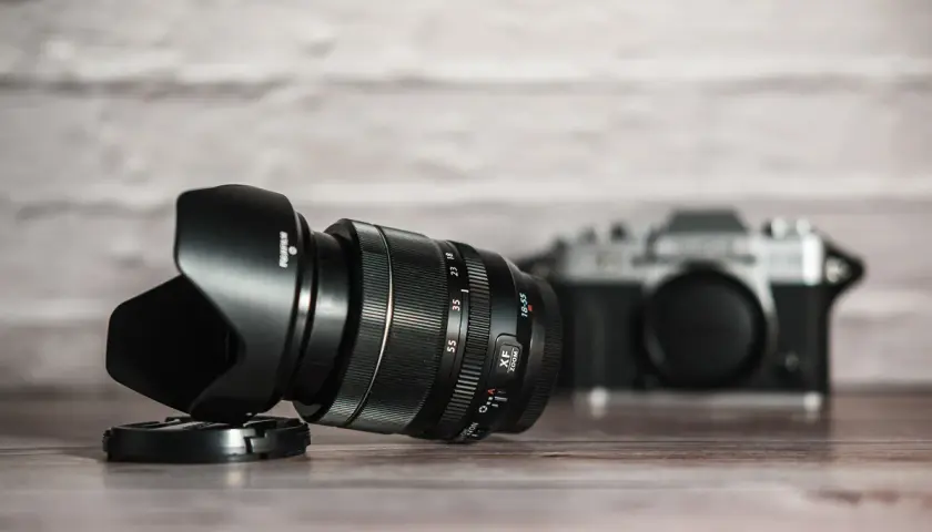 Obiettivo Fujifilm 18-55mm, versatile per ogni scatto. Il suo significato è la flessibilità per ritratti e paesaggi.