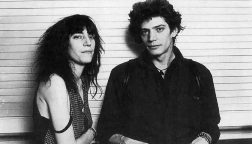 Patti Smith e Robert Mapplethorpe, icone artistiche, posano in uno scatto iconico.