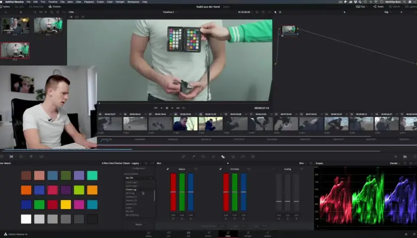 Schermata di DaVinci Resolve con un uomo che esegue la color correction usando un ColorChecker.