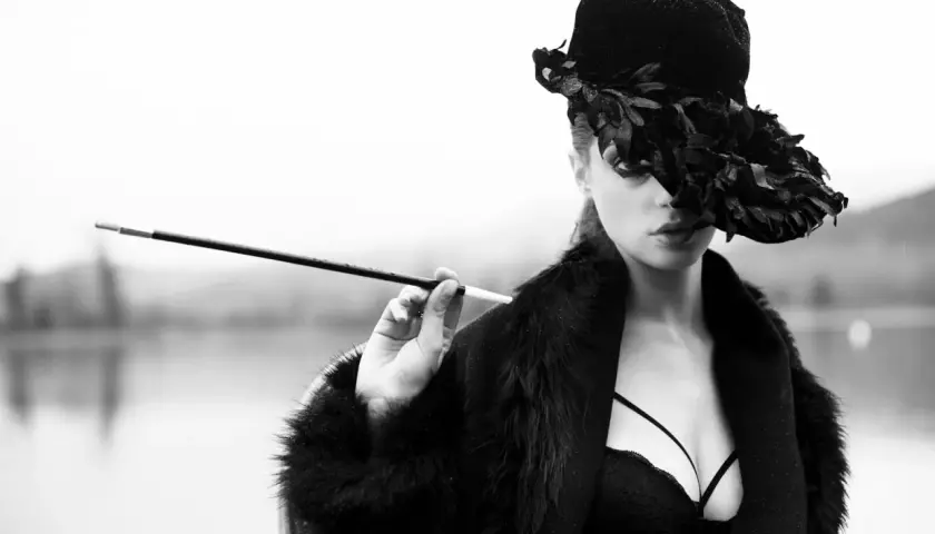 Donna con cappello piumato e bocchino, scatto di Francesco Francia fotografo.