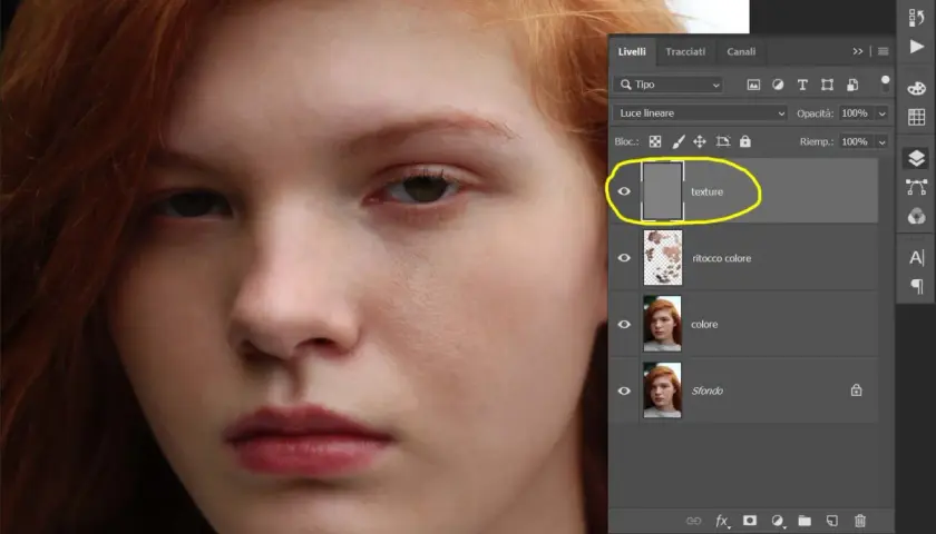 Primo piano di una ragazza con capelli rossi, con pannello livelli Photoshop aperto. Livello "texture" evidenziato, per un ritocco pelle photoshop.
