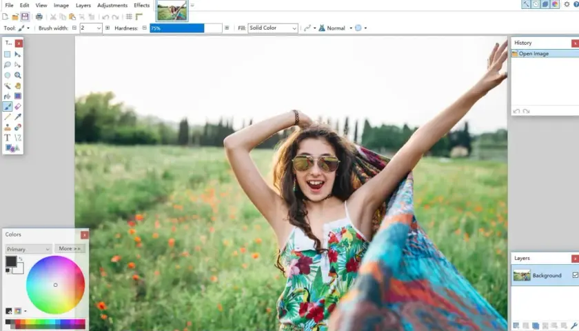 Interfaccia di programmi foto con una ragazza sorridente in un campo fiorito.