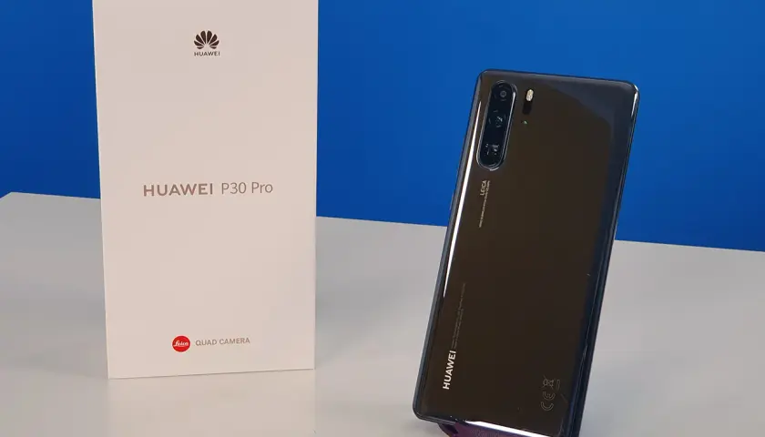 Scatola e smartphone Huawei P30 Pro con fotocamera Leica.