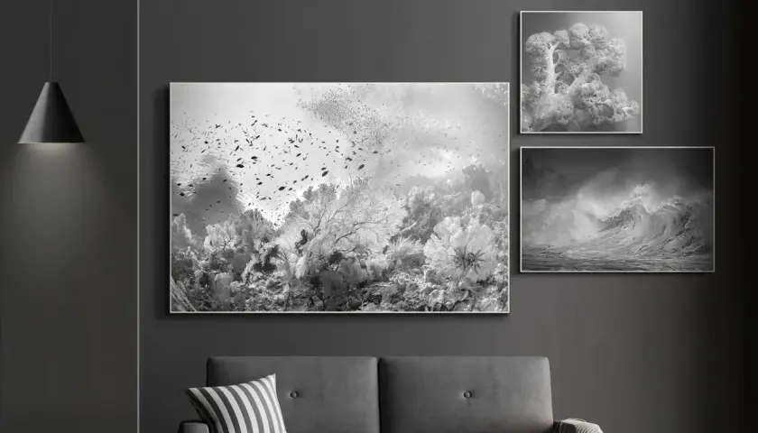 Opere di Hengki Koentjoro: un banco di pesci nuota tra coralli vibranti, un'onda potente si infrange e un corallo ramificato in primo piano.