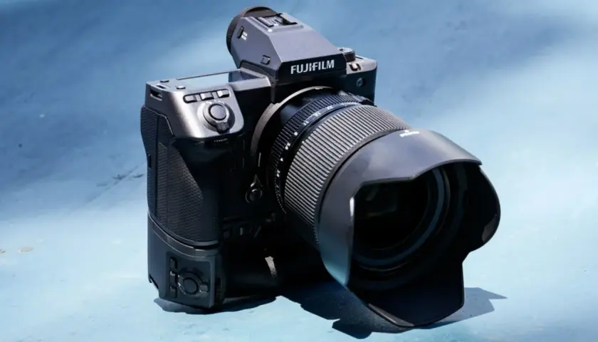 Fujifilm GFX 100 II, una fotocamera mirrorless di medio formato con un obiettivo ampio, pronta per catturare immagini straordinarie.