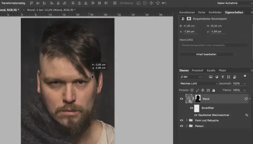 Ritratto di un uomo con barba, in fase di fotoritocco su Photoshop. Misurazioni visibili sullo schermo.