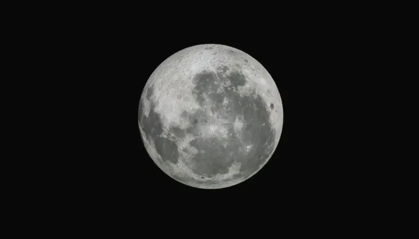 La luna piena, con i suoi crateri visibili, è il soggetto perfetto per un obiettivo per fotografare la luna.