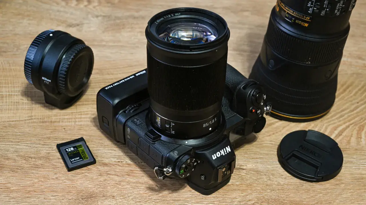 Nikon Z7 con obiettivo 85mm f/1.8 S, adattatore FTZ, battery pack e scheda SD. Una vera potenza per la tua prossima recensione.