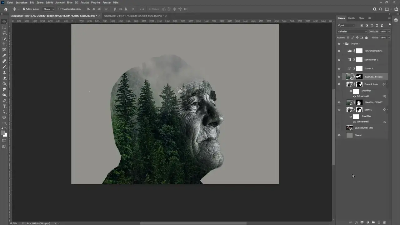 Volto anziano sovrapposto a una foresta di pini, effetto creato con lo strumento contagocce in Photoshop.