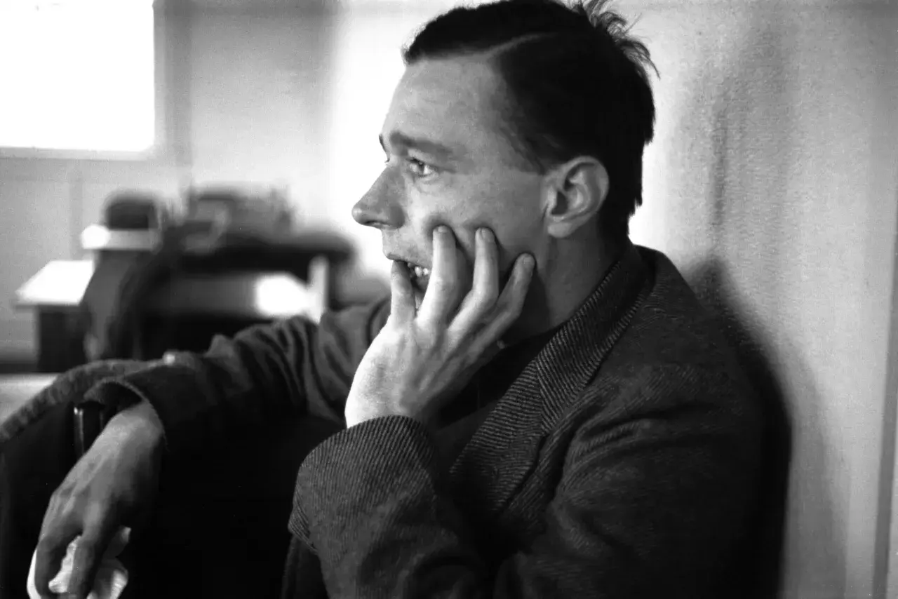 Ritratto di un uomo pensieroso, con la mano sul viso, in uno stile che ricorda Walker Evans.