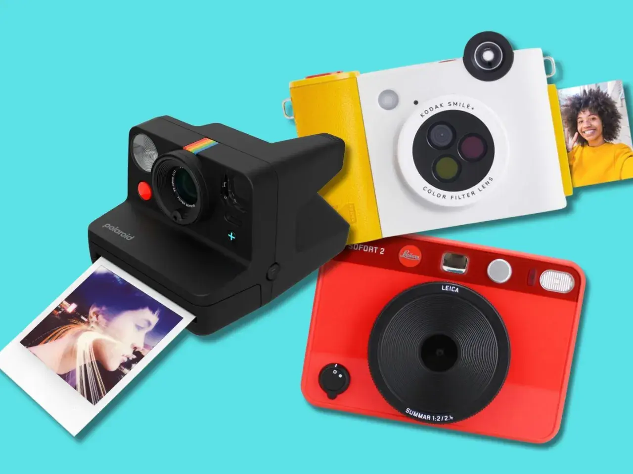 Tre moderne ai fotocamera: una Polaroid nera, una Kodak bianca e gialla, e una Leica rossa.