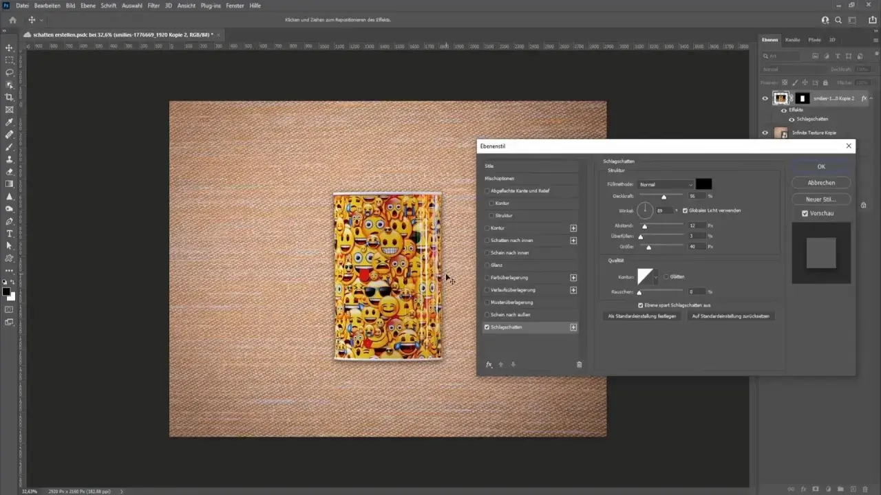 Creare ombra Photoshop su un oggetto con emoji. Il pannello "Ebenenstil" mostra le opzioni per aggiungere uno Schlagschatten.