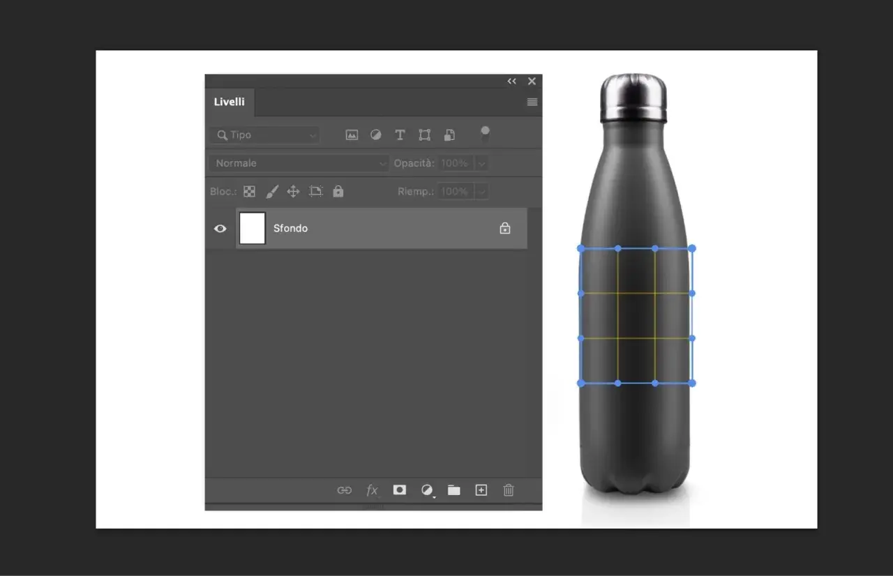 Bottiglia nera selezionata per trasformazione libera in Photoshop. Il pannello Livelli mostra lo sfondo.