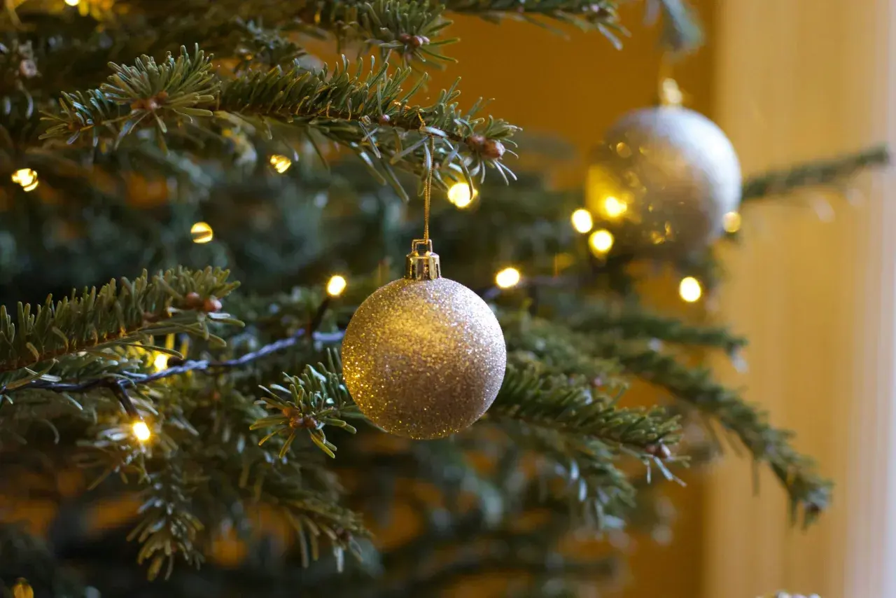Un albero di Natale addobbato con palline scintillanti e lucine di natale foto che creano un'atmosfera magica.