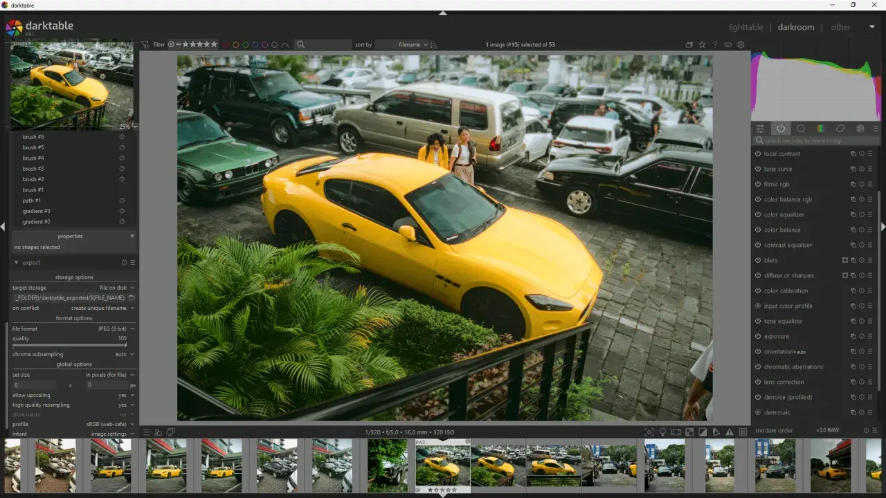 Un'auto sportiva gialla parcheggiata tra altre auto, con due persone sullo sfondo. Interfaccia di darktable, un'alternativa a Lightroom Classic senza abbonamento.