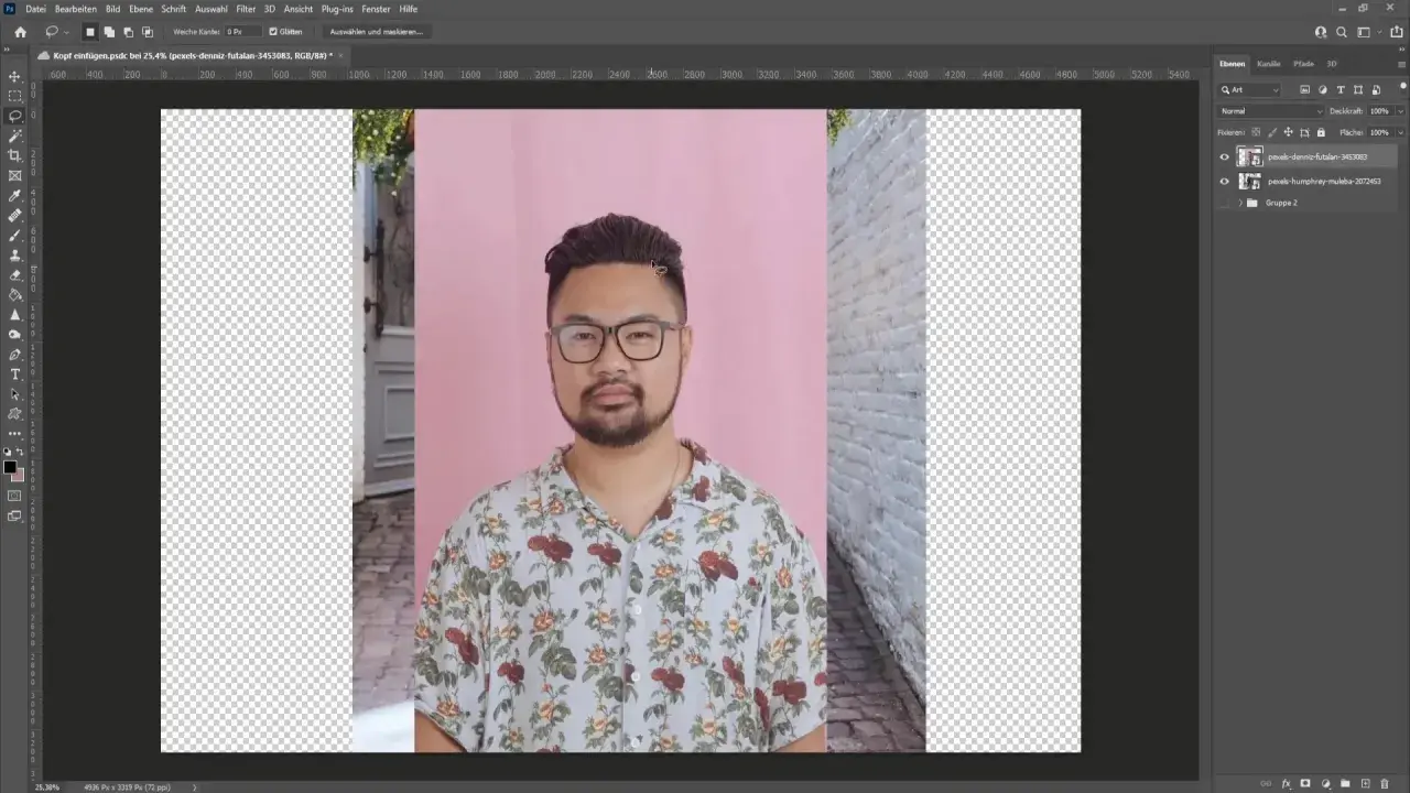 Uomo con occhiali e camicia floreale, in fase di ritagliare immagine Photoshop con sfondo trasparente.