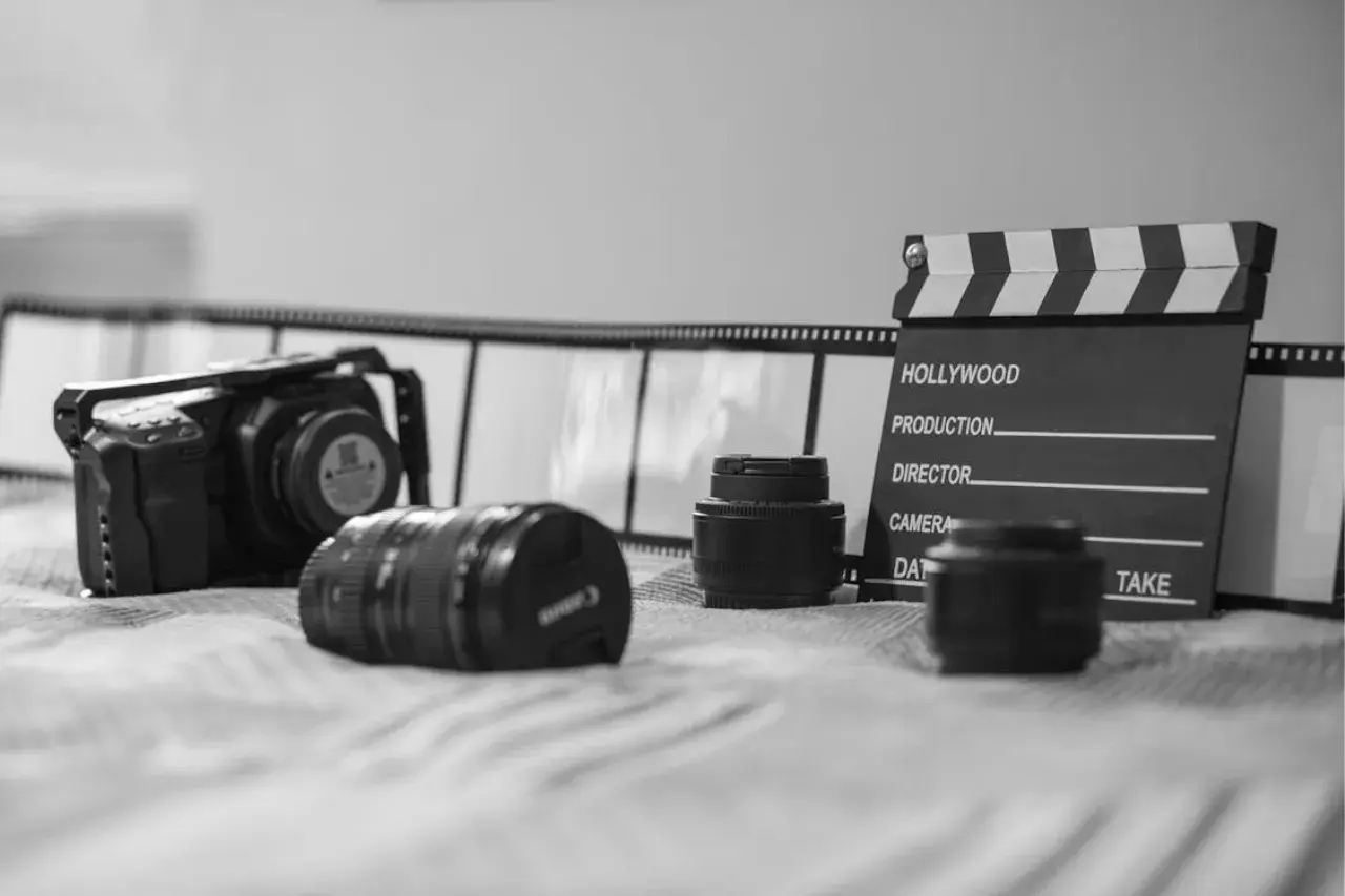 Attrezzatura cinematografica: telecamera, obiettivi, ciak e pellicola. La **tabella risoluzione telecamere** è un concetto chiave per scegliere l'attrezzatura giusta.