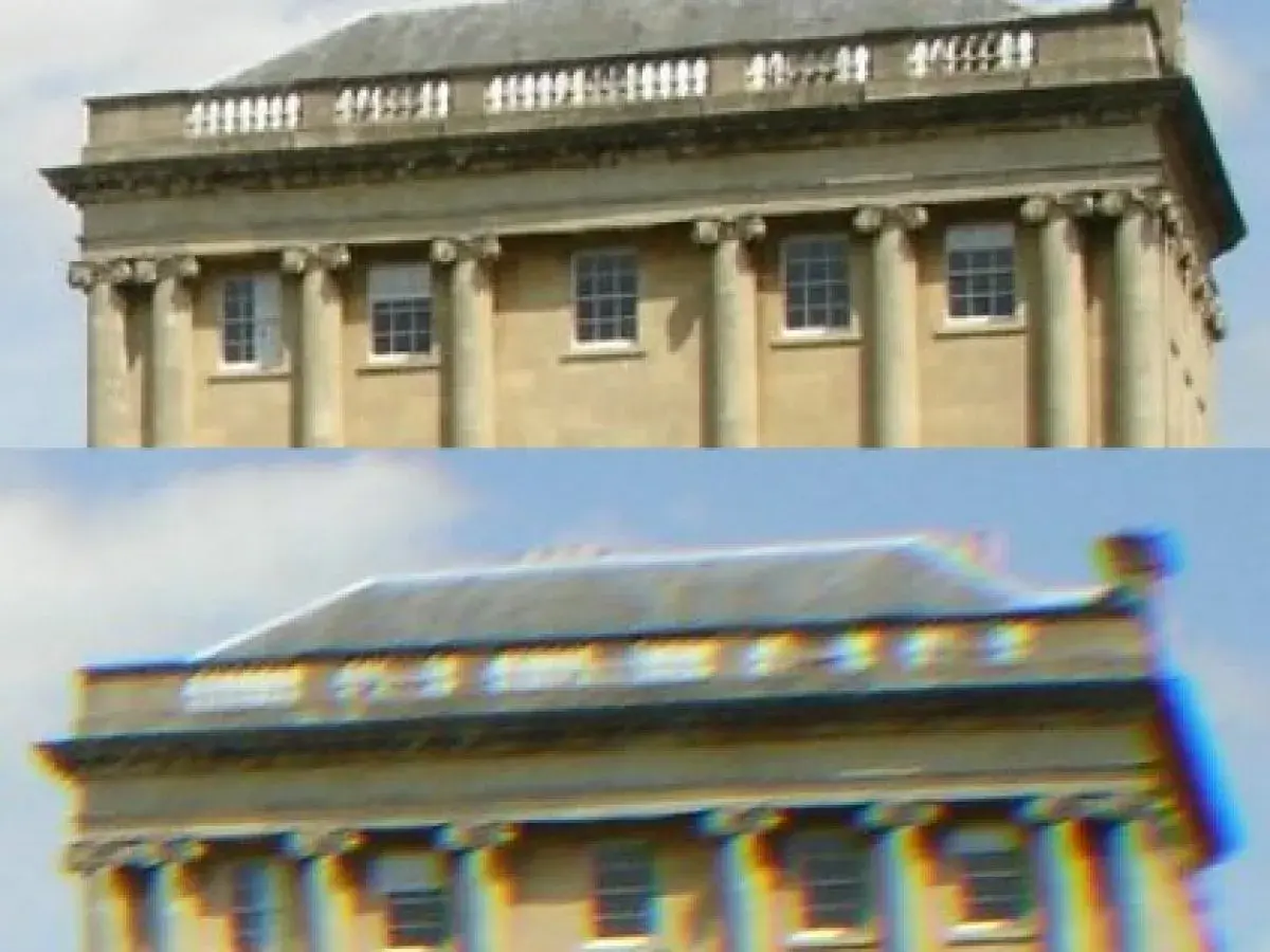 Edificio classico con colonne e finestre. L'immagine inferiore mostra un'evidente aberrazione cromatica con aloni colorati sui bordi.
