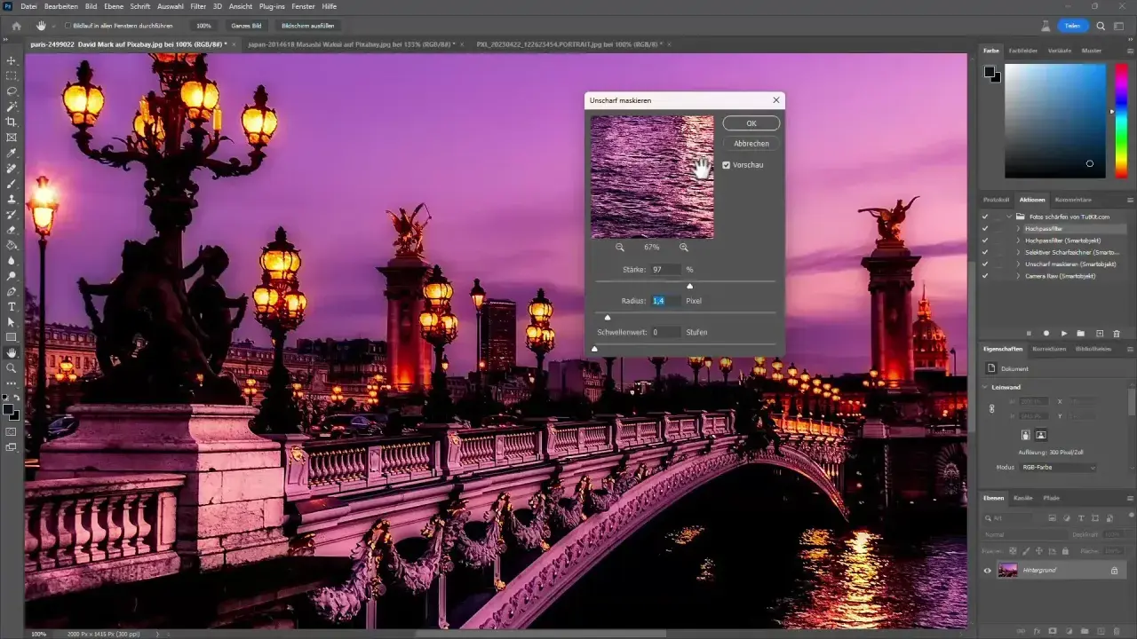 Immagine di Parigi con luci e ponte, con una finestra di dialogo "Unscharf maskieren" aperta per regolare la maschera di contrasto photoshop.