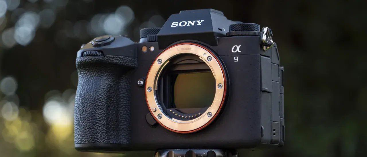 La Sony Alpha 9 III, con il suo attacco E-mount, pronta a catturare ogni istante con precisione.