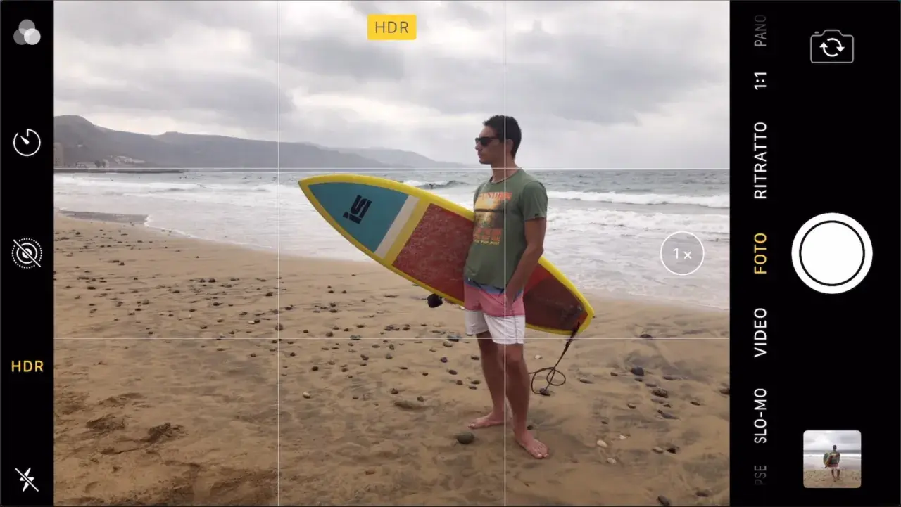 Griglia nella fotocamera: aiuta a comporre l'inquadratura, come in questa foto di un surfista sulla spiaggia.
