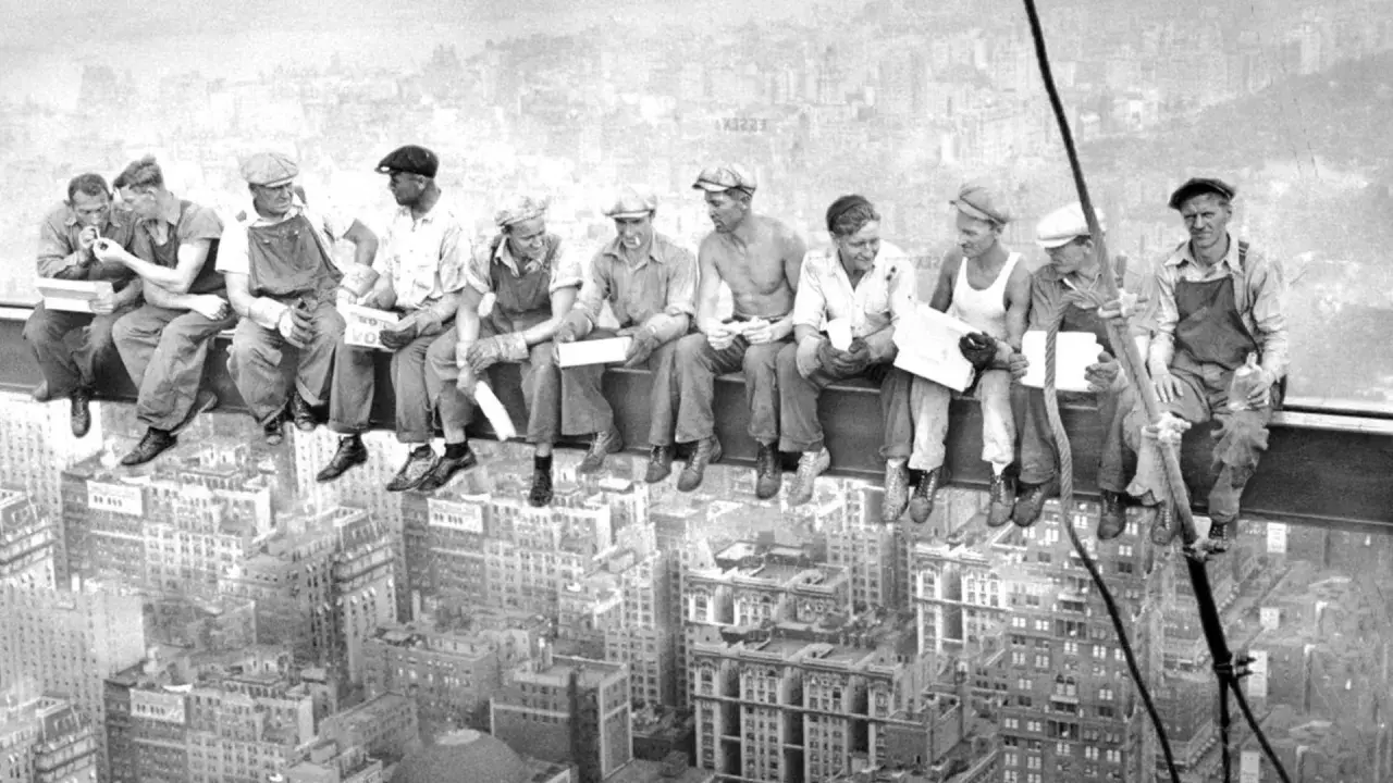 Operai pranzano su una trave, con New York sotto. Foto storiche strane che mostrano coraggio e quotidianità.