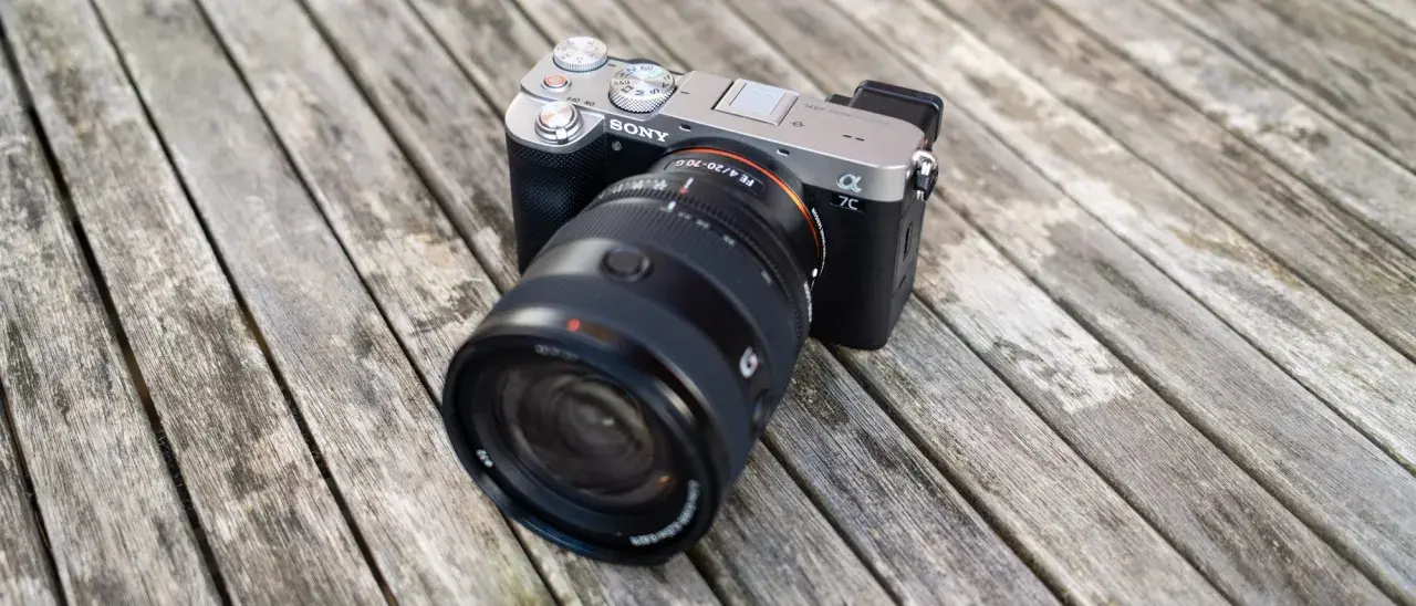 Sony Alpha 7C recensione: la compatta full-frame con obiettivo 20-70mm su un tavolo di legno.