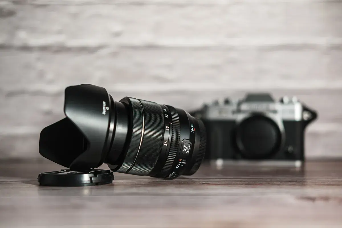 Obiettivo Fujifilm 18-55mm, versatile per ogni scatto. Il suo significato è la flessibilità per ritratti e paesaggi.