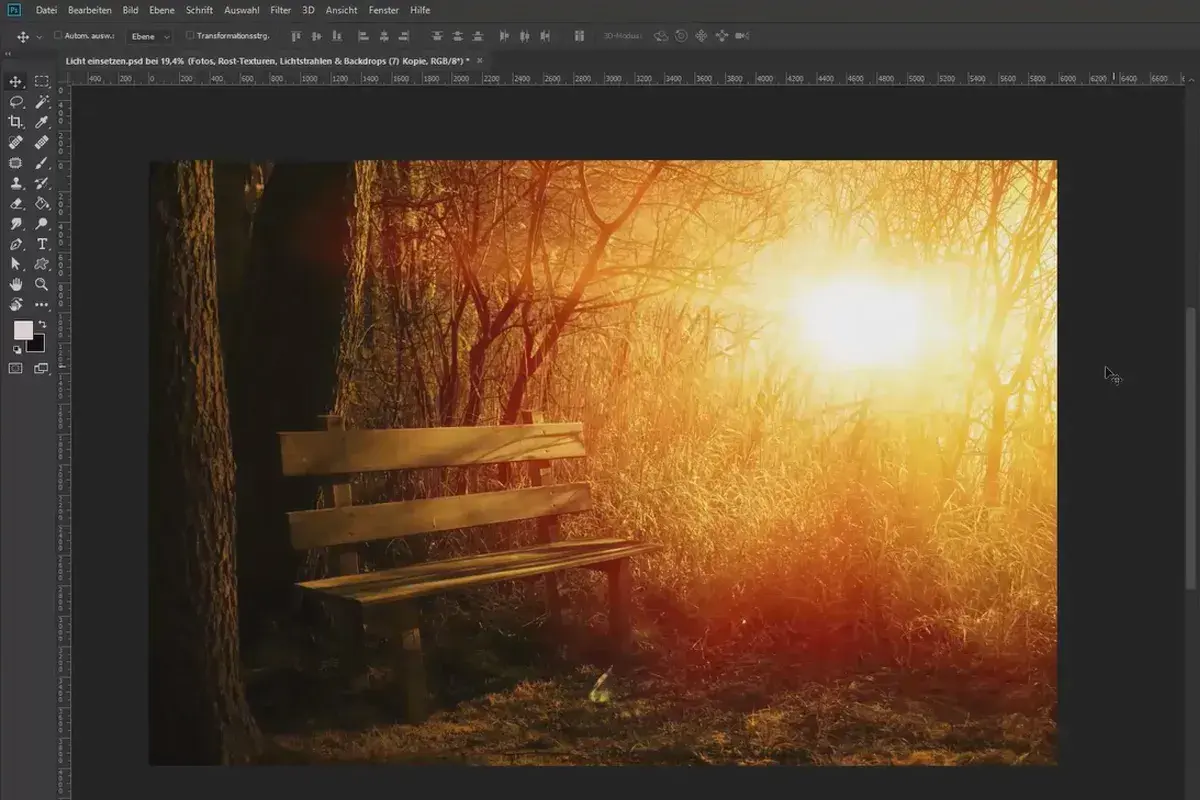 Panchina in un bosco al tramonto, con raggi di luce dorata che filtrano tra gli alberi. Un'atmosfera magica, quasi da inserire texture Photoshop.