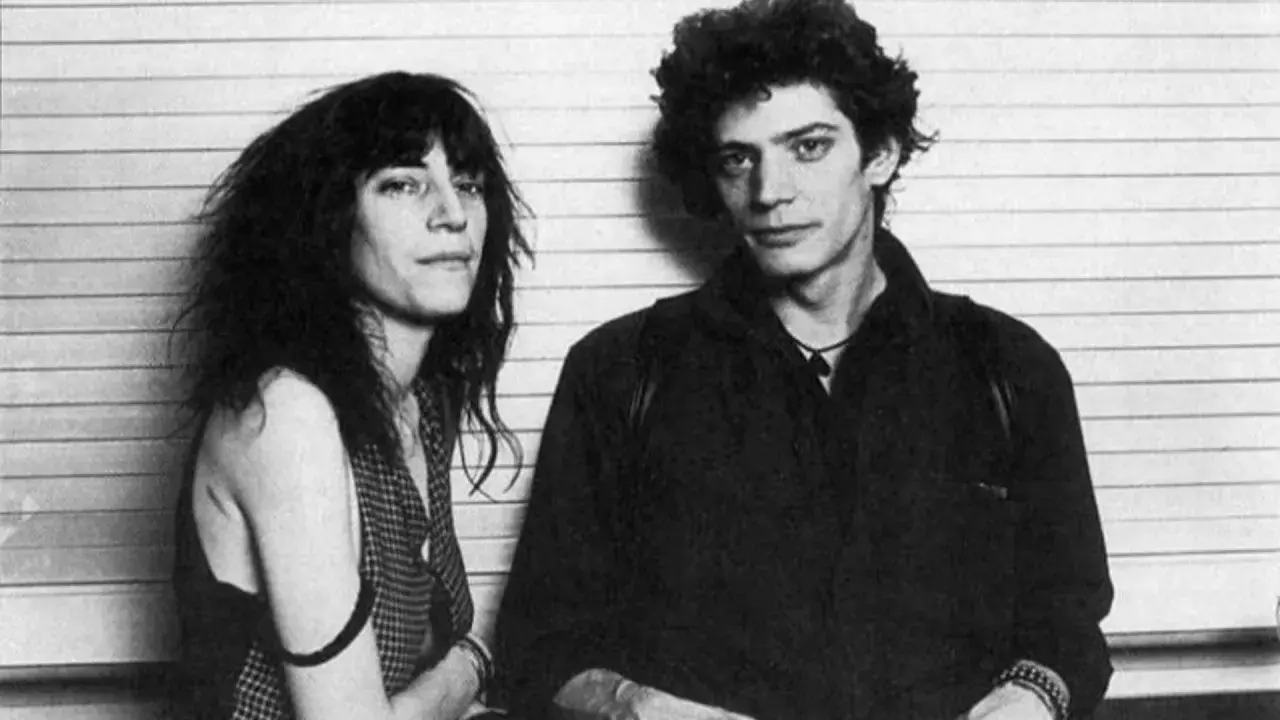 Patti Smith e Robert Mapplethorpe, icone artistiche, posano in uno scatto iconico.